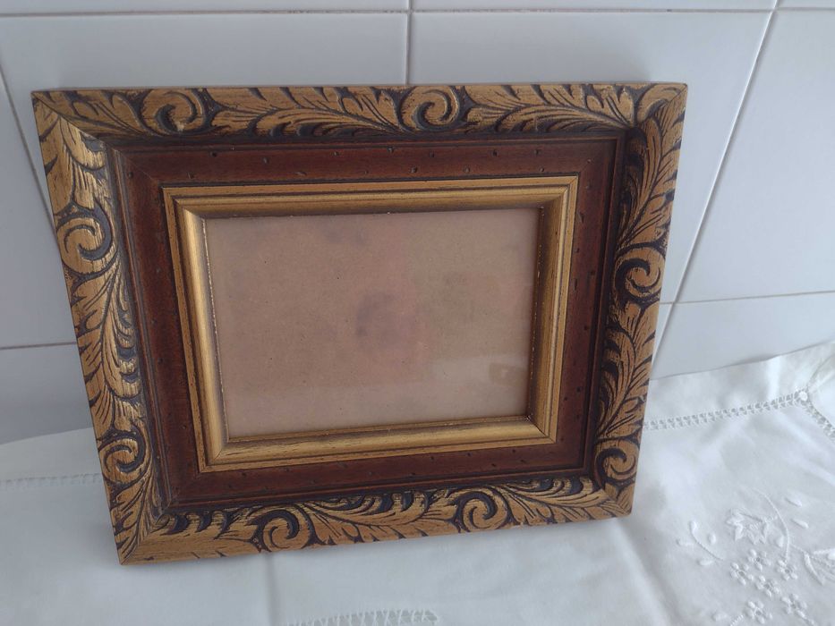 Moldura em talha dourada para fixar na parede