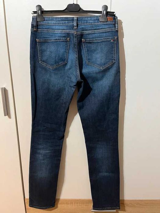 Granatowe klasyczne jeansy Tommy Hilfiger 27w x32L
