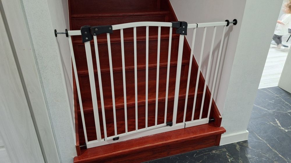 Bramka rozporowa na schody regulowana