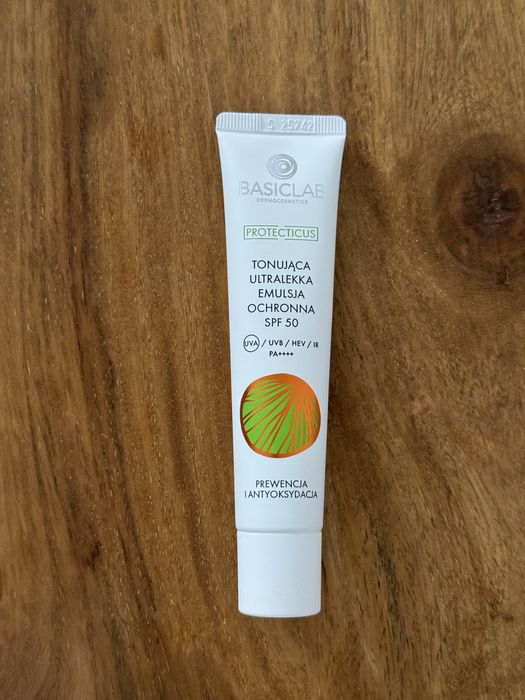 Basiclab Tonujaca ultralekka emulsja ochronna SPF 50