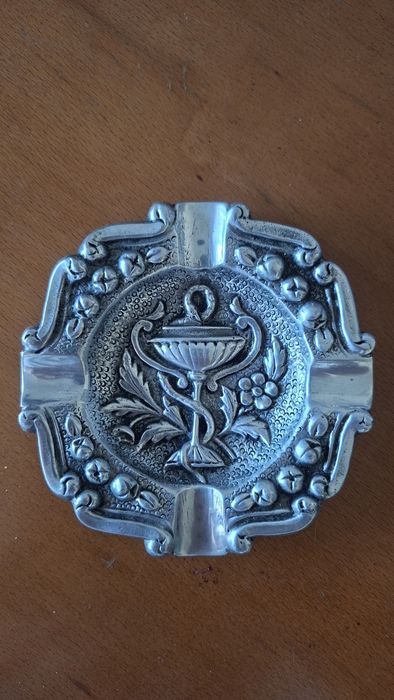 Cinzeiro Antigo em Metal Trabalhado – Símbolo da Farmácia / Taça de Higia