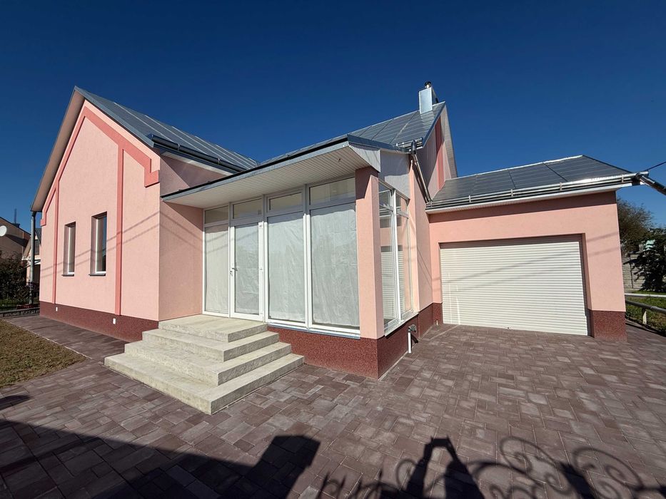 Сучасний будинок у Корнині з готовим фасадом