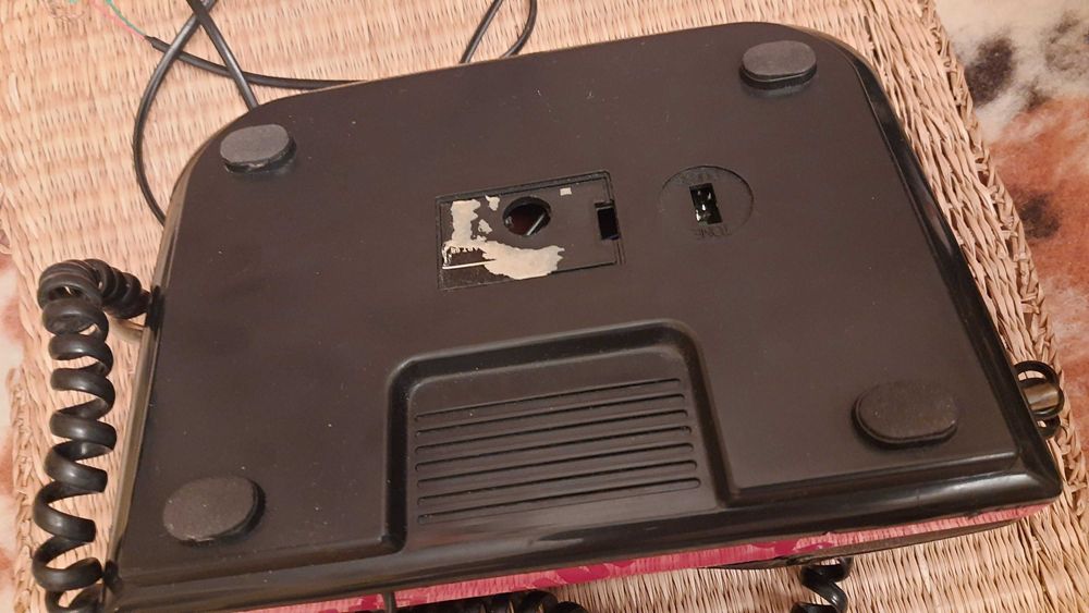 Aparat telefoniczny, kolor czerwony.