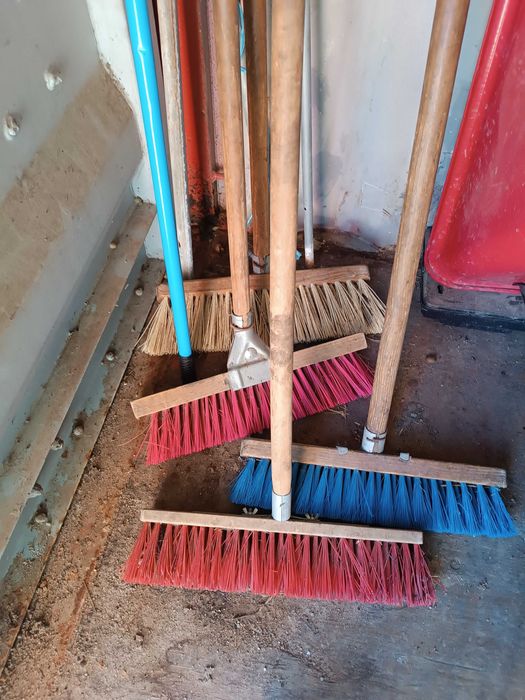 Várias ferramentas de jardinagem