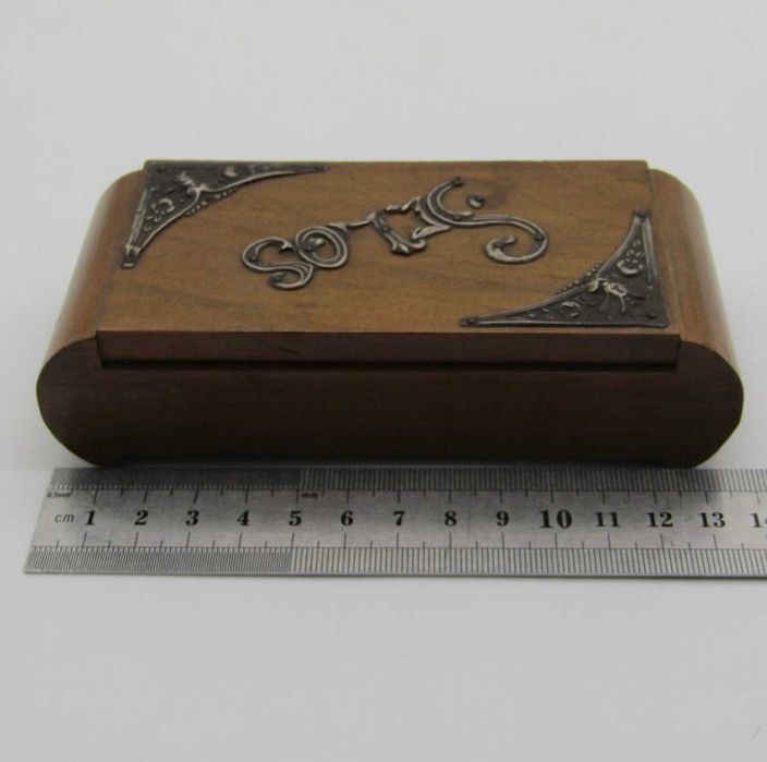 Caixa de madeira vintage para selos com revestimento prateado na tampa