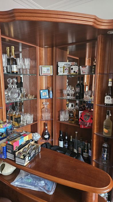 Bar e móveis laterais em cerejeira