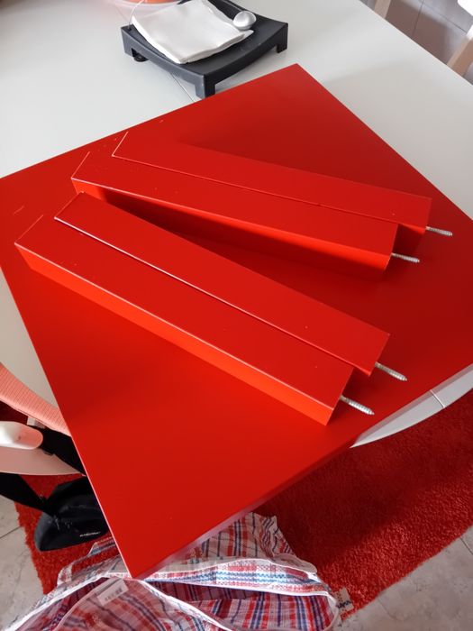 Mesa vermelha do Ikea