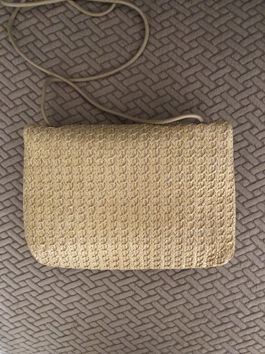Mala torebka ze zlotym zapięciem
