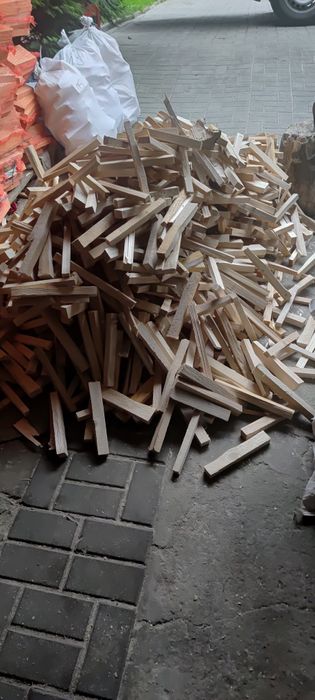 Drzewo  drewno rozpalkowe do kozy kominka