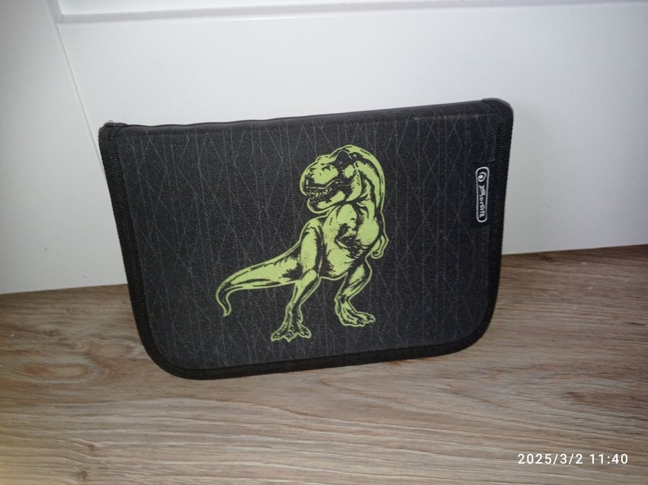 Piórnik z dinozaurami