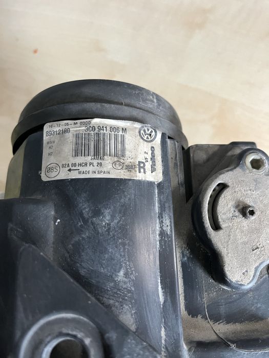 Права фара Volkswagen Passat B6