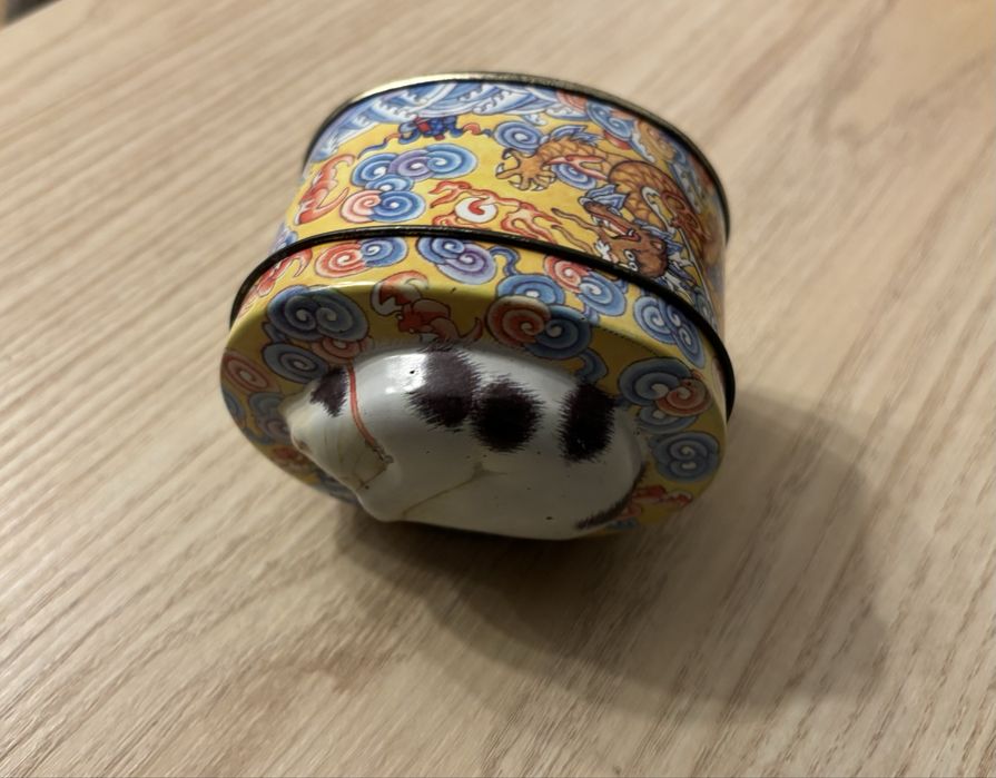 Caixa de lata oval, com gato em relevo