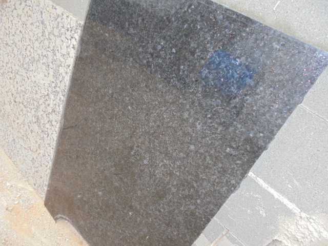 tenho três pedras de mármore