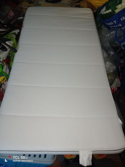 Colchão IKEA para cama de bebé.