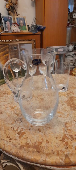 Indos copos e Garrafa de cristal