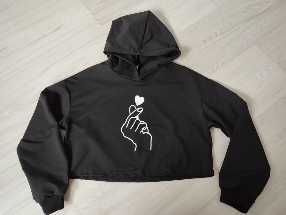 Czarna, krótka, bluza z kapturem