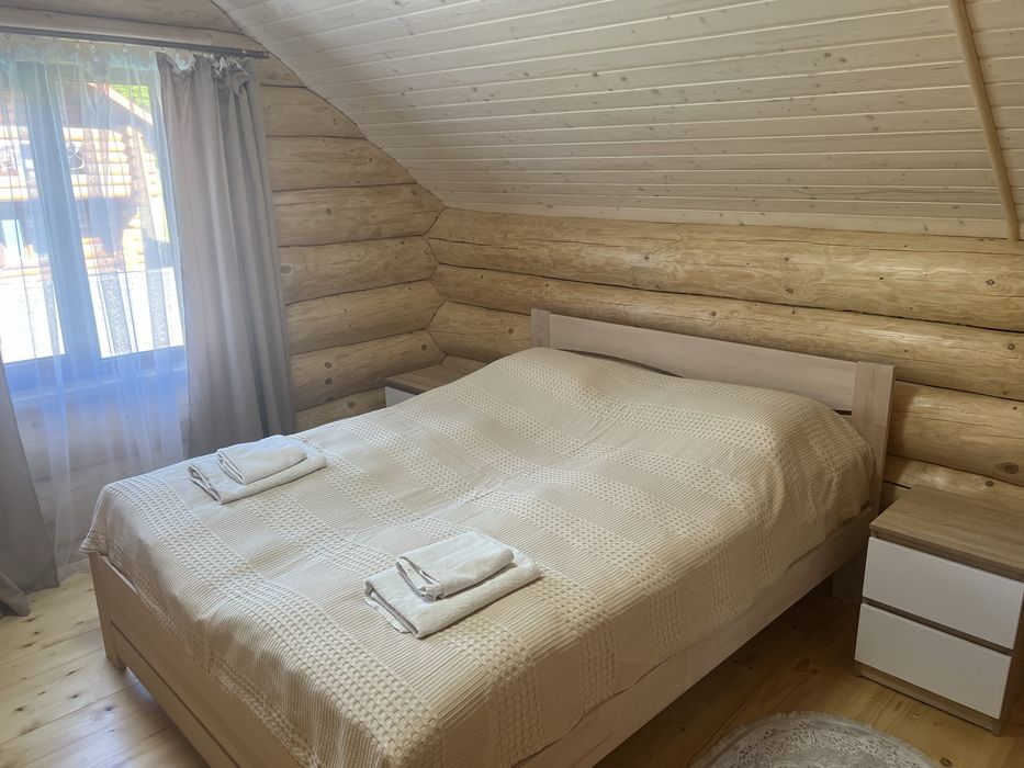 Здають деревʼяні двоповерхові будинки з кухнею