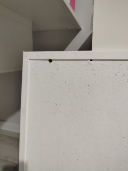 Malowana na biało tablica korkowa duża