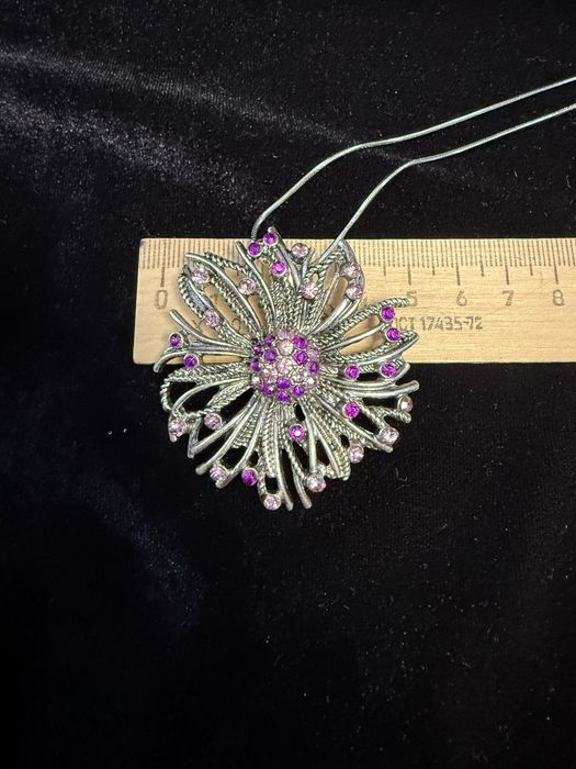 Вінтажне кольє з підвіскою у формі квітки