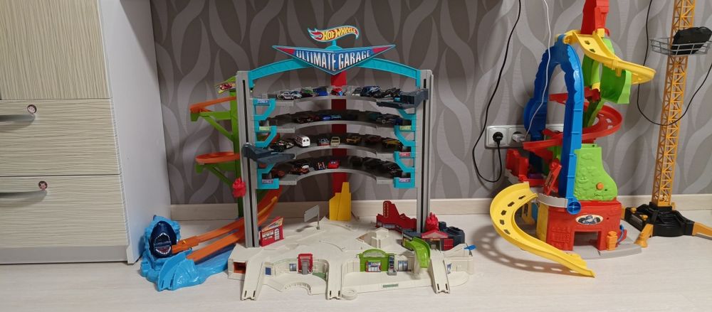 Мега гараж Хот Вилс. Большой гараж.