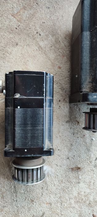 Dwa silniki i serwo wzmacniacze sprawne