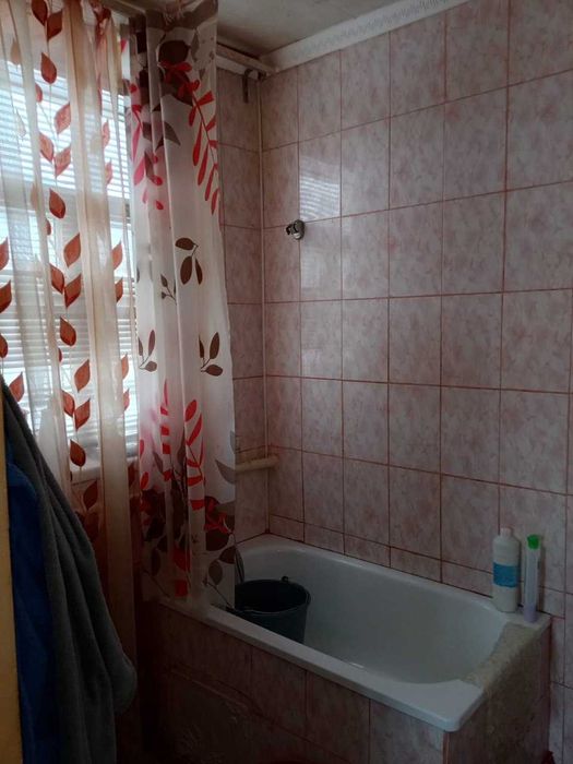 житловий будинок з господарськими будівлями