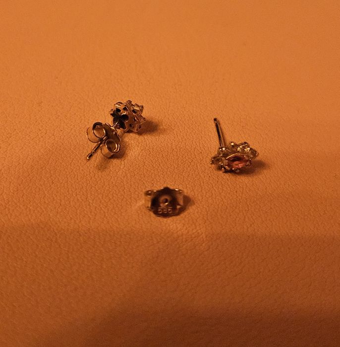 Złote kolczyki z cyrkoniami na sztyft