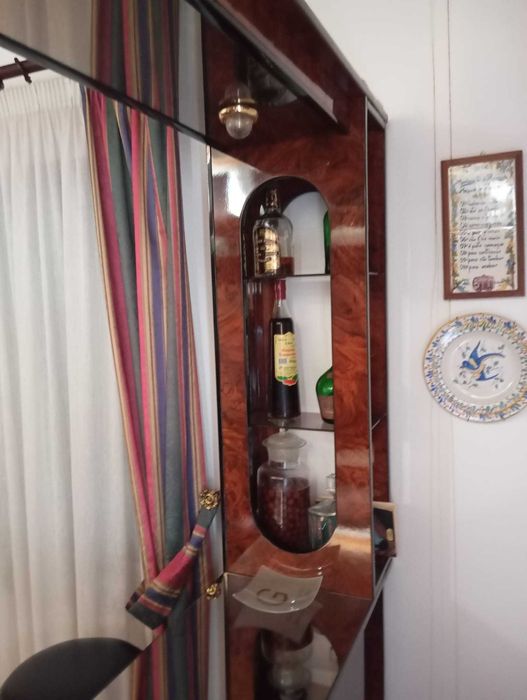 Bar de sala com 2 bancos