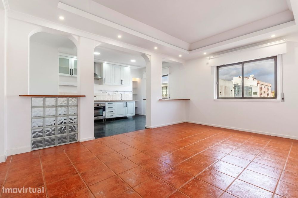 Apartamento T2 c/ Varanda em Agualva, Sintra