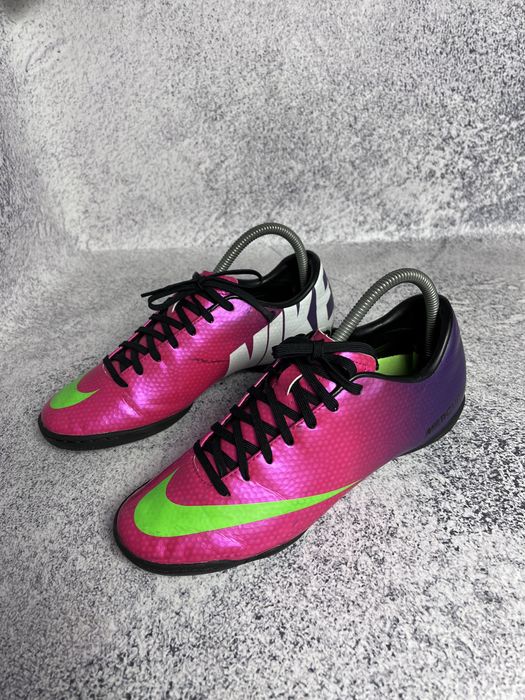 Футбольне взуття: футзалки, бутси Nike