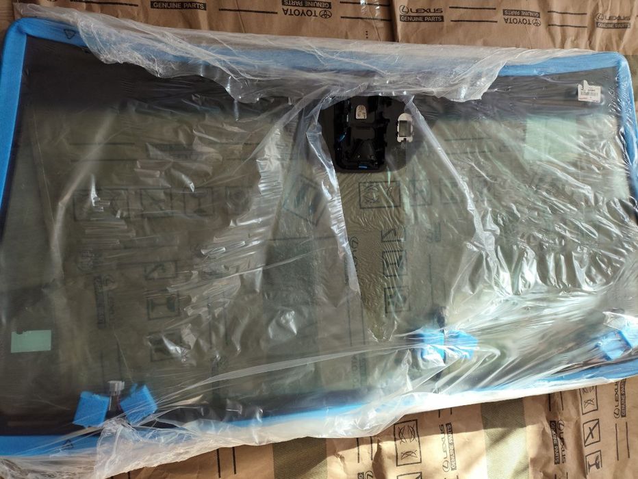 Скло лобове (вітрове) Toyota Land Cruiser 200