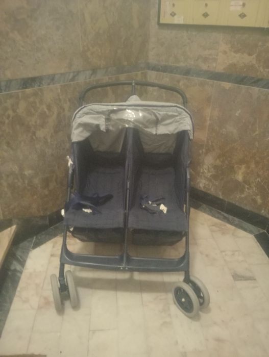 Carrinho de transporte para gêmeos em bom estado com cesto