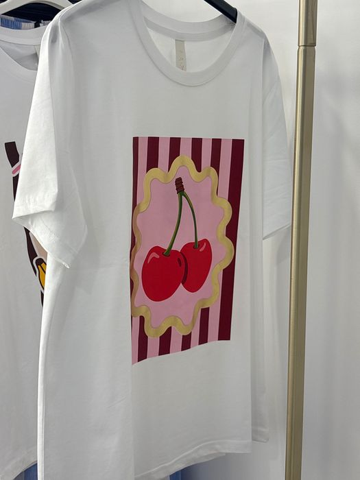 T-shirt branca com estampado de cerejas