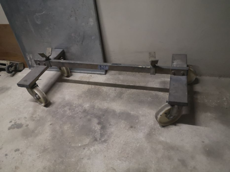 Cavalete de 4 rodas para automóveis