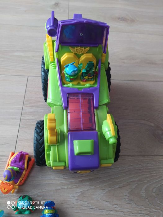 Pojazd super zings Monster Roller + mniejszy samochód+ 9 figurek