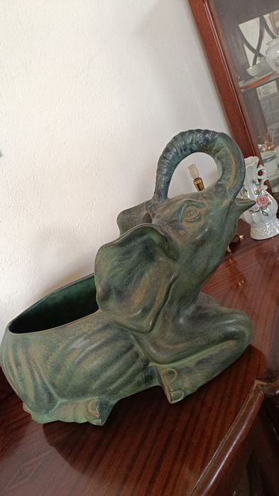 Duas floreiras elefante