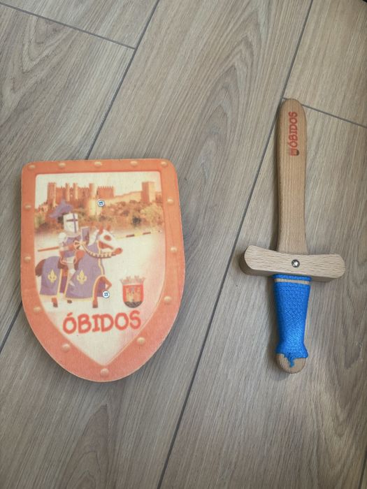 Uma espada e um escudo de madeira em ótimo estado