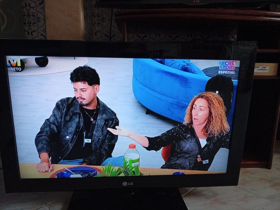 TV LG. Muito bom. Tem comando