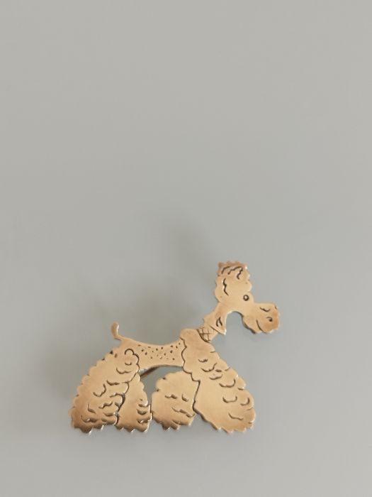 Lindo broche antigo em latão.. cão caniche