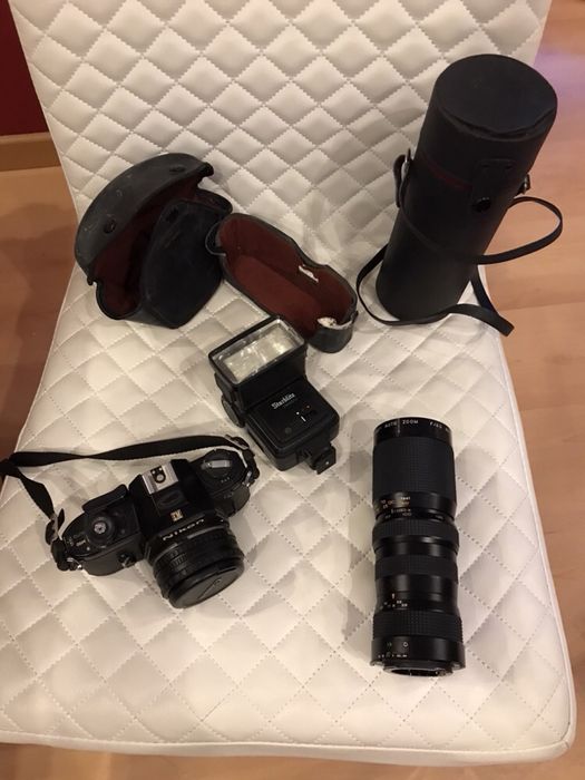 Máquina fotográfica Nikon com flash e objectiva