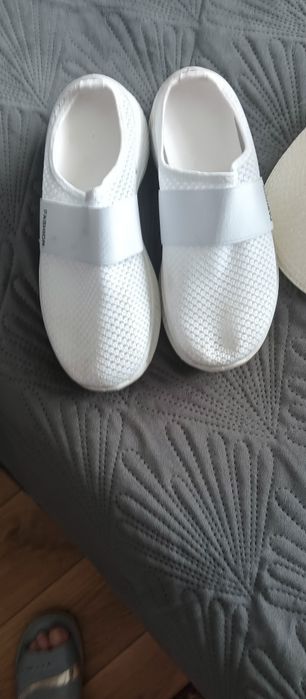 Kapelusz daszek plus buty plażowe