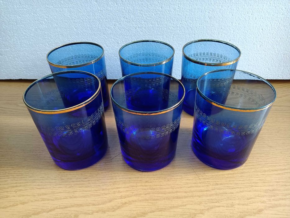 varios serviços e conjuntos de copos com balde e jarro