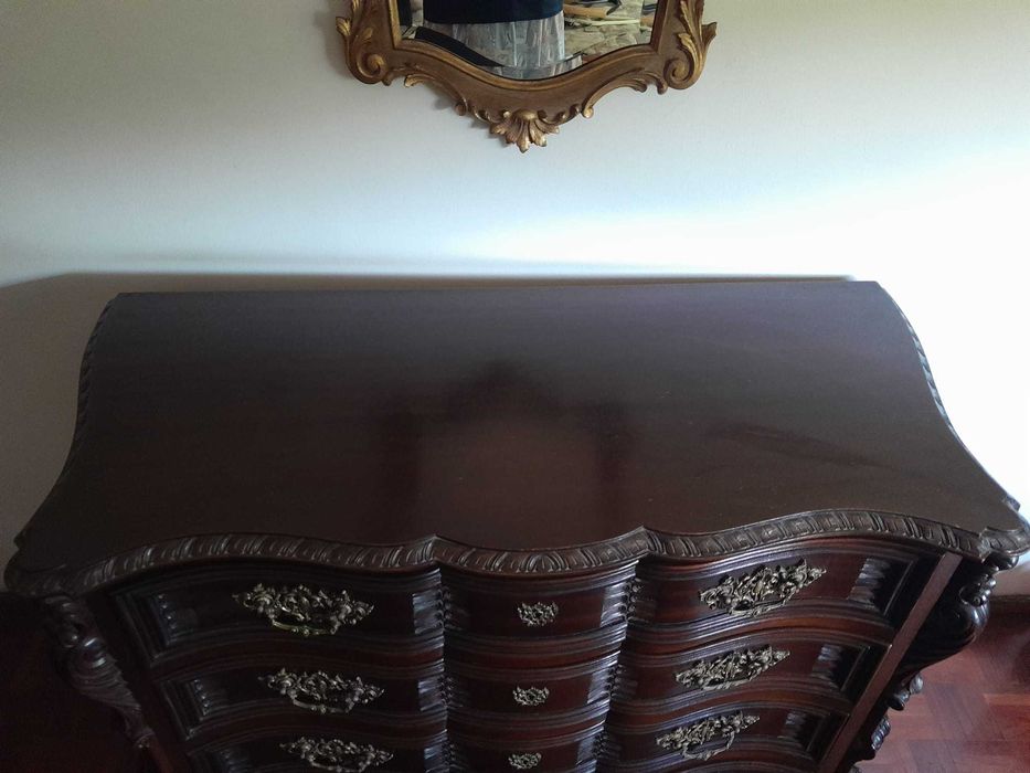 Cómoda vintage, em mogno, super bem estimada