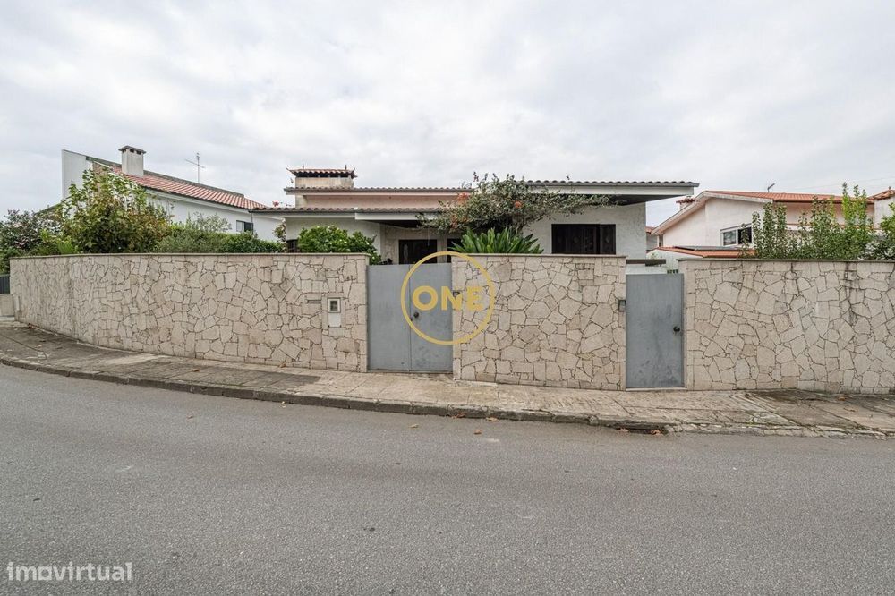 Moradia T4 com sótão e piso inferior para venda em Santo Adrião - Vila