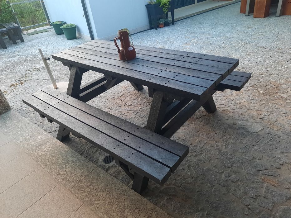 Mesas de jardim. 1.80x65;  2.40x 88 cm,  Com dois ou 4 bancos. Para So