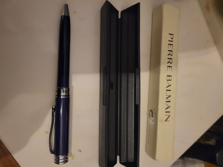 Caneta nova, em estojo por estrear pierre balmain