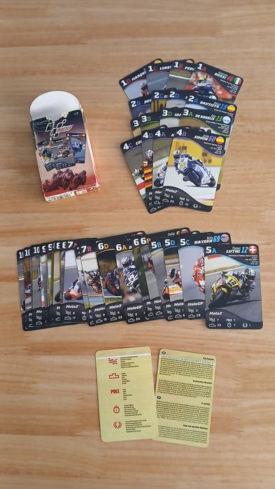 Jogo de cartas Top Trumps MotoGP, com base na imagem.
O jogo apresent