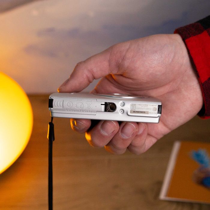 Wi-Fi+Touch screen! Canon IXUS 240 HS - Цифровий фотоапарат