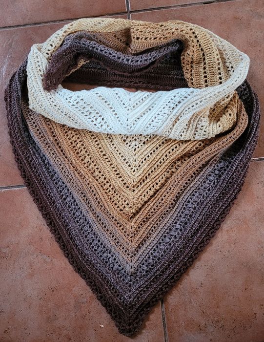 Chusta robiona na szydelku, rękodzieło