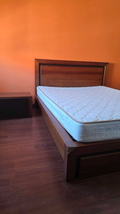 Cama de casal com mesas de cabeceira + colchão incluído